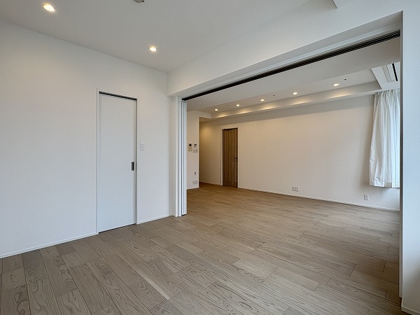 パークコート赤坂ザ・タワー_約6.2帖の洋室とリビングダイニングキッチンの写真1