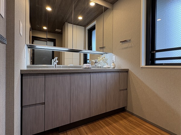 グランリビオ表参道_広々としたパウダールームの写真1