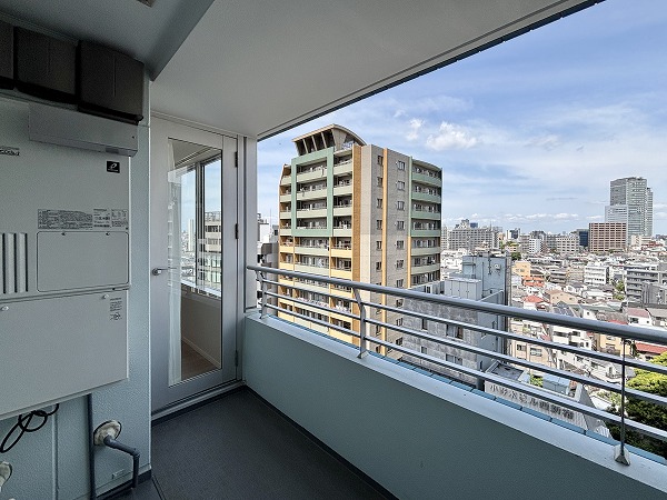 シティタワー新宿新都心_コンパクトなバルコニーの写真
