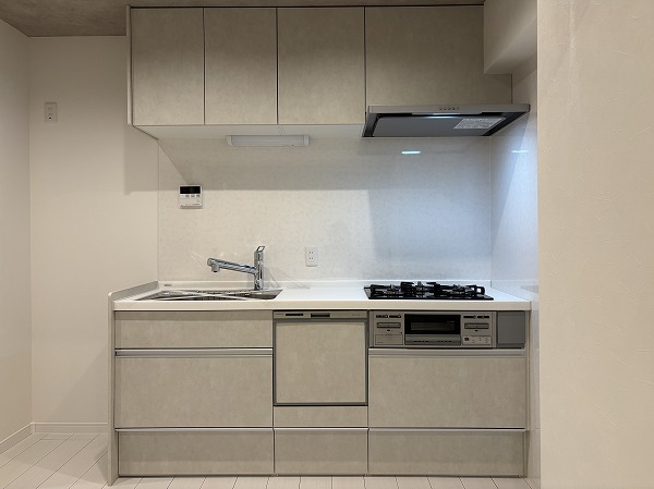 マンション高輪_リノベーション済みのキッチンの写真