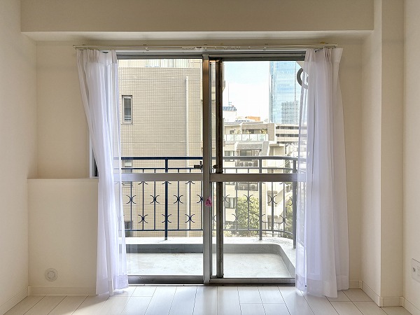 マンション高輪_窓が大きい洋室の窓の写真