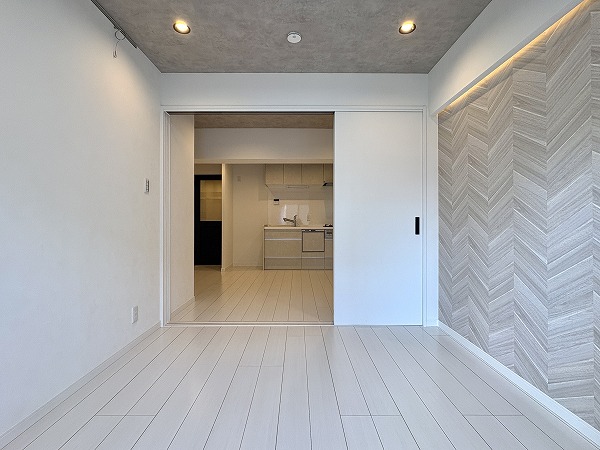 マンション高輪_日当たり良好な洋室とリビングダイニングキッチンの写真1