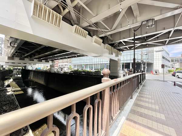 首都高の高架下