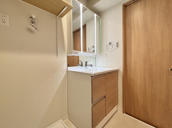 ライオンズマンション護国寺_清潔感のあるパウダールームの写真