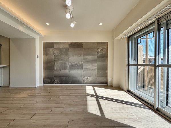 ライオンズマンション護国寺_窓が大きいリビングダイニングキッチンの写真