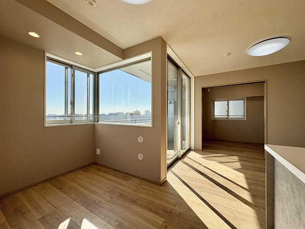 アジールコフレ三軒茶屋_コーナー窓とリビングダイニングの写真1