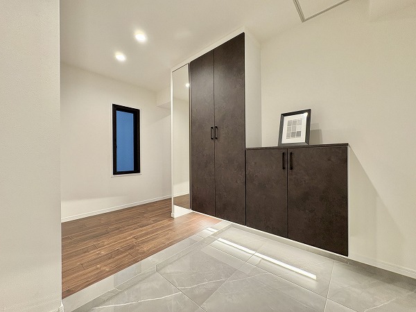 パレ駒場_シックな雰囲気の玄関の写真