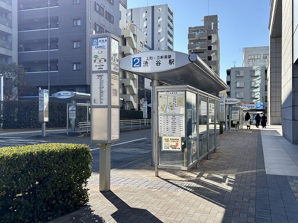 駅前のバスターミナル