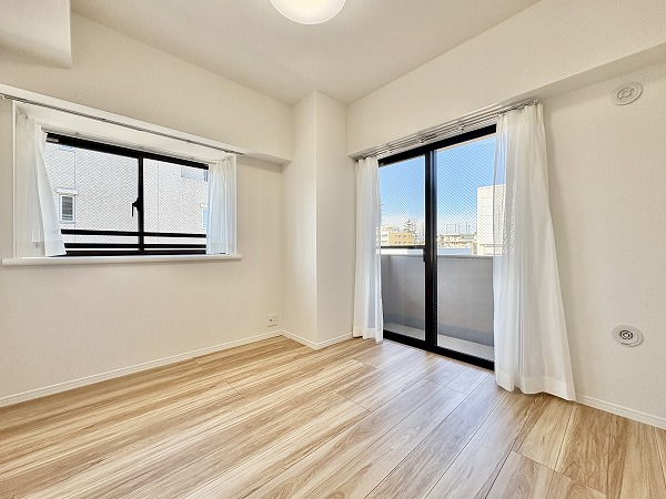 ライオンズマンション世田谷馬事公苑_二面採光の洋室の写真