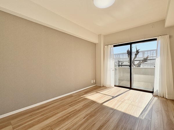 ライオンズマンション世田谷馬事公苑_陽当たり良好な洋室の写真