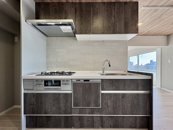 北千束スカイマンション_木目調キッチンの写真