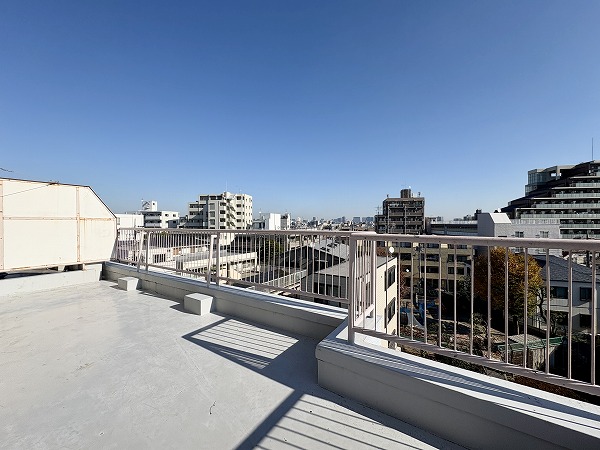 北千束スカイマンション_広々としたルーフバルコニーの写真