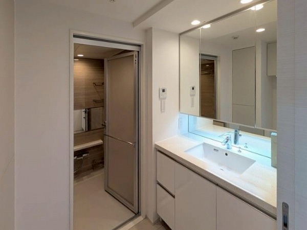 オープンレジデンシア神楽坂若宮町ヒルズ _清潔感のあるパウダールームの写真