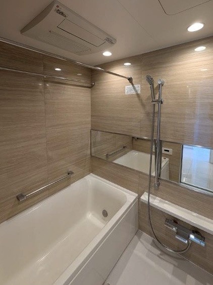 オープンレジデンシア神楽坂若宮町ヒルズ _木目調のバスルームの写真