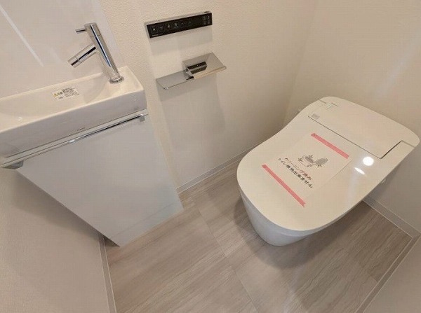 オープンレジデンシア神楽坂若宮町ヒルズ _手洗い場がついているトイレの写真