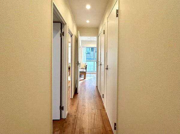 マンションニュー恵比寿_明るい廊下の写真