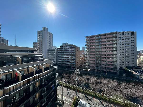 マンション雅叙苑_日当たり良好なバルコニーの写真