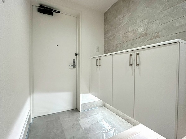 代々木公園パーク・ホームズ_シンプルな玄関の写真