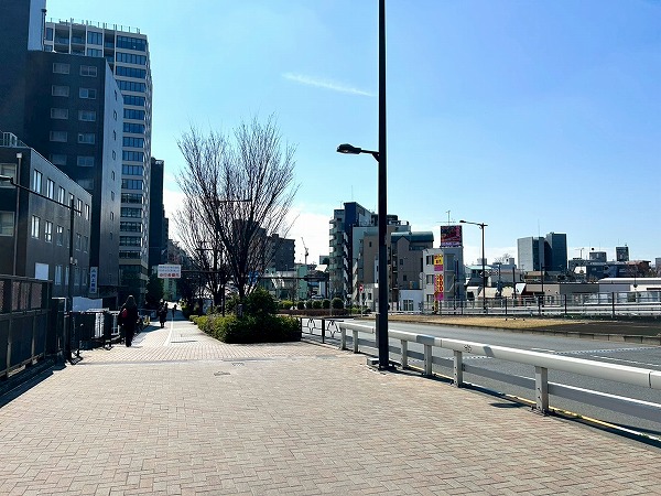 代々木八幡駅前