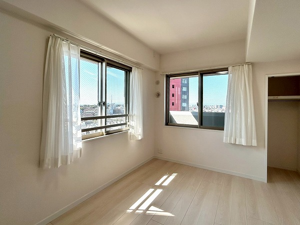 代々木公園パーク・ホームズ_2面採光の明るい約7帖の洋室の写真