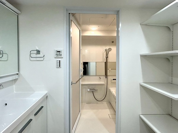 代々木公園パーク・ホームズ_清潔感のあるパウダールームの写真