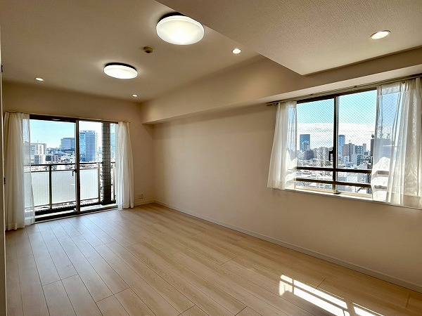 代々木公園パーク・ホームズ_2面採光のリビングダイニングの写真