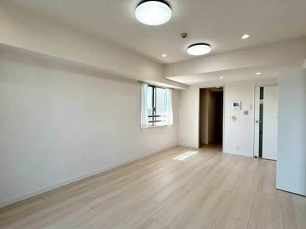 代々木公園パーク・ホームズ_木目調フロアのリビングダイニングの写真