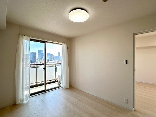 代々木公園パーク・ホームズ_シンプルな約6帖の洋室の写真