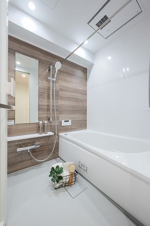 ライオンズマンション渋谷道玄坂_木目調のバスルームの写真