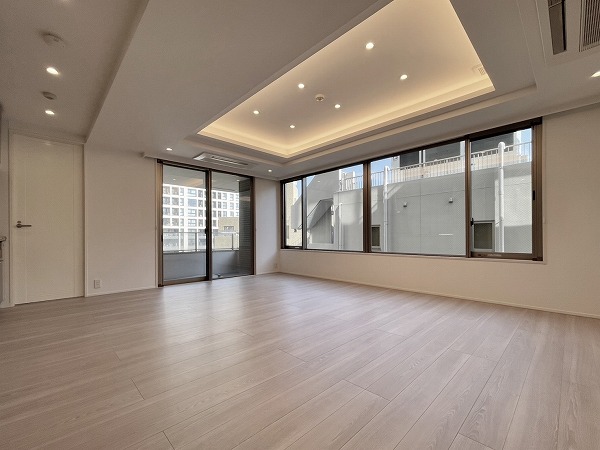 シエルトーレ三番町_窓が大きいリビングダイニングキッチンの写真