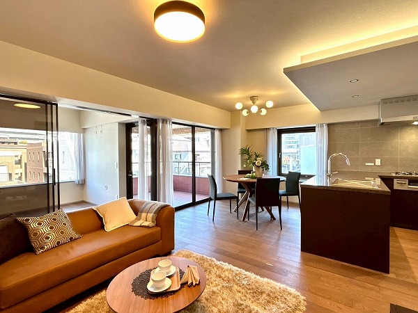 参宮橋ペアシティ_木目調フロアのリビングダイニングキッチンの写真