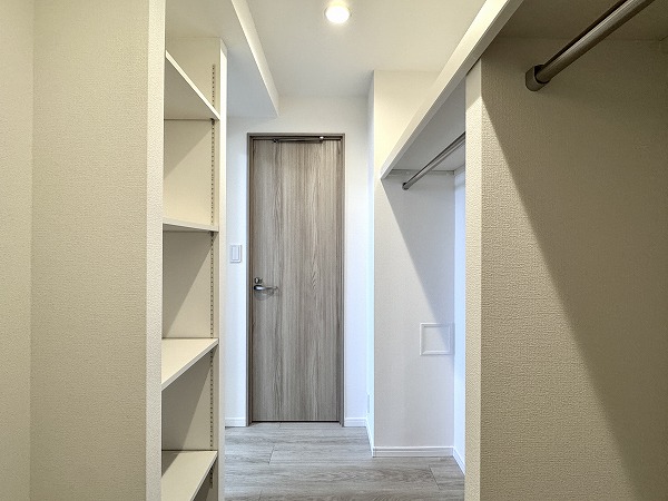 クレストシティレジデンス_ウォークインクローゼットの写真