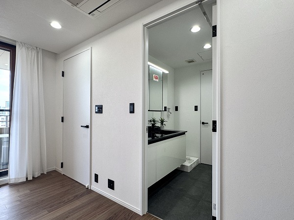 グランドメゾン恵比寿の杜_通り抜け可能な洗面室の写真