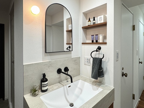 赤坂グランドハウス_オシャレな洗面化粧台の写真