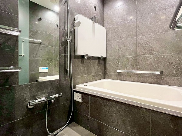 プラウド渋谷東_石調の浴槽の写真