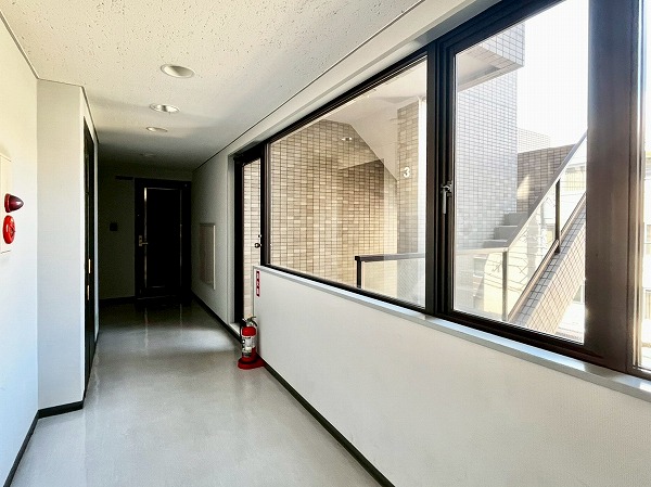 ロイヤルヴィーゼ学芸大学　内廊下