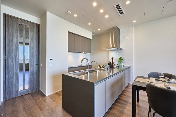 プラウドタワー千代田富士見_お洒落なキッチンの写真