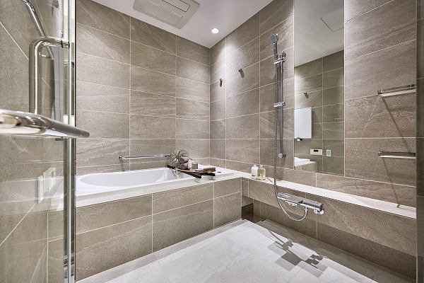 プラウドタワー千代田富士見_木目調のバスルームの写真