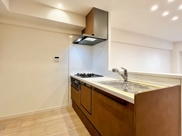 シャンボール第2目黒_お洒落な木目調のキッチンの写真