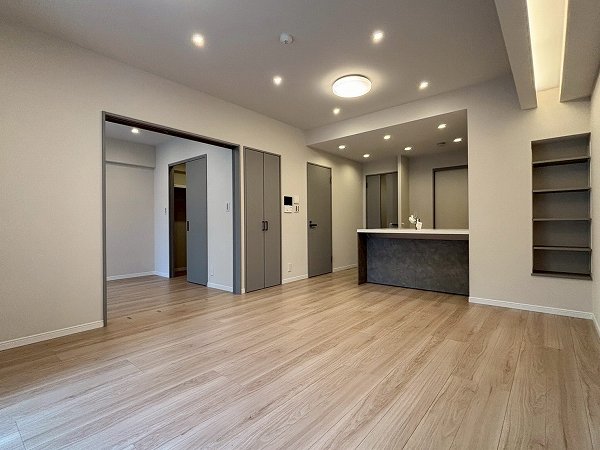 東京テラス_広々としたリビングダイニングキッチンの写真