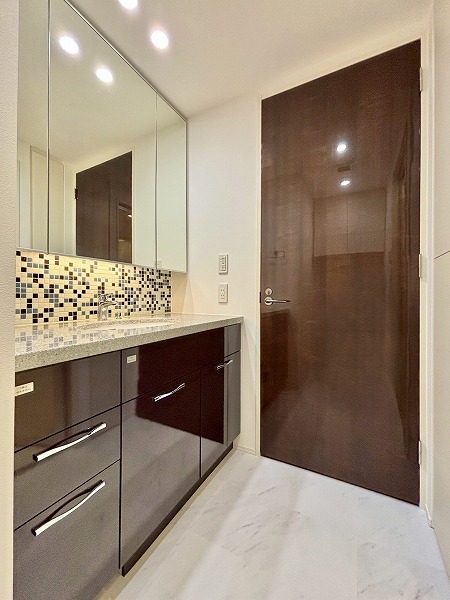 ザ・パークハウス晴海タワーズ　クロノレジデンス_清潔感のあるパウダールームの写真