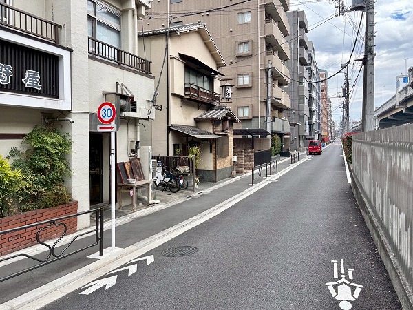 マンション前の道