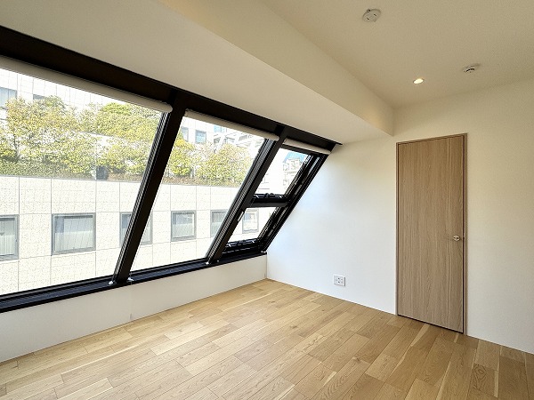 スカイプラザ赤坂_大きな窓がある洋室の写真