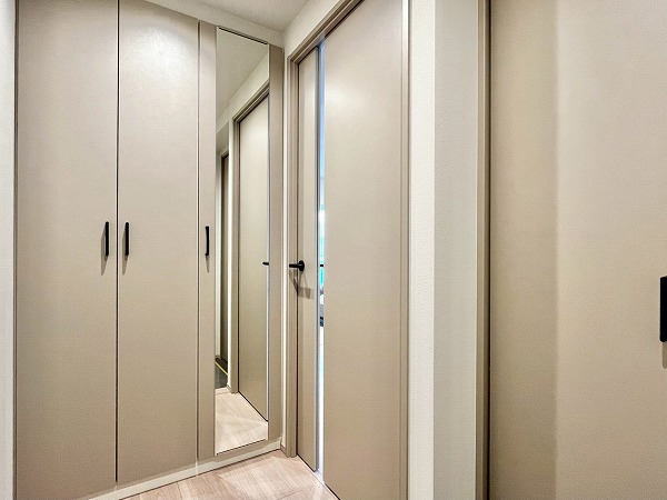 シルキーハイツ九段南_鏡がある玄関の写真