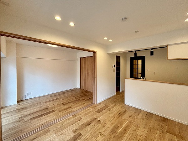 飯田橋第一パークファミリア_窓が大きいリビングダイニングキッチンの写真