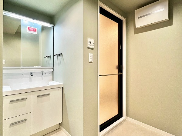 パレロワイヤル六番町_アクセントカラーのあるパウダールームの写真