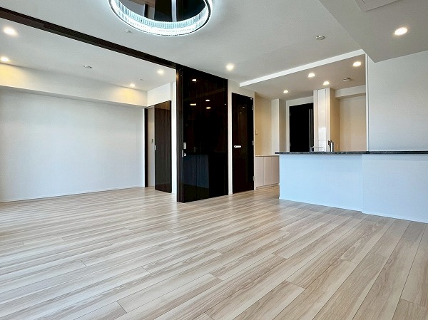 ガーデンヒルズ四ツ谷迎賓の森_明るくおしゃれなリビングダイニングキッチンの写真