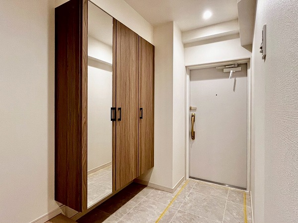 シャンボール第2目黒_鏡のある玄関ポーチの写真