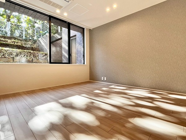 世田谷弦巻ハイム_窓が大きな洋室の写真