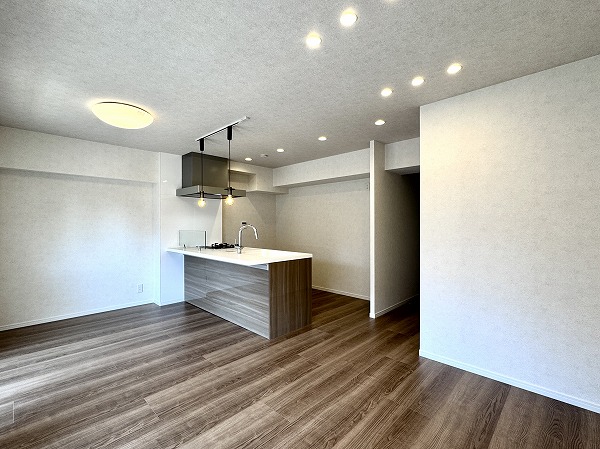 日商岩井東品川マンション_木目調フロアのリビングダイニングキッチンの写真